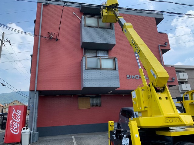 高所作業車で屋根へ